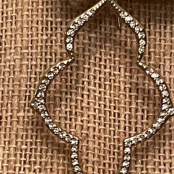 Gold Stella & Dot Quatrefoil Earrings - Picture 4 of 6